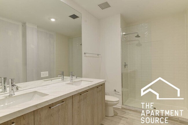 Foto del edificio - South Loop 3 bed 2 bath -- Updated Kitchen, HUGE Floorplan, Large Patio