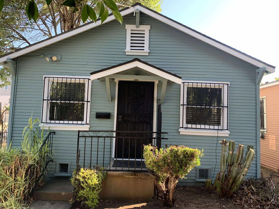 Primary Photo - 402 Micheltorena St