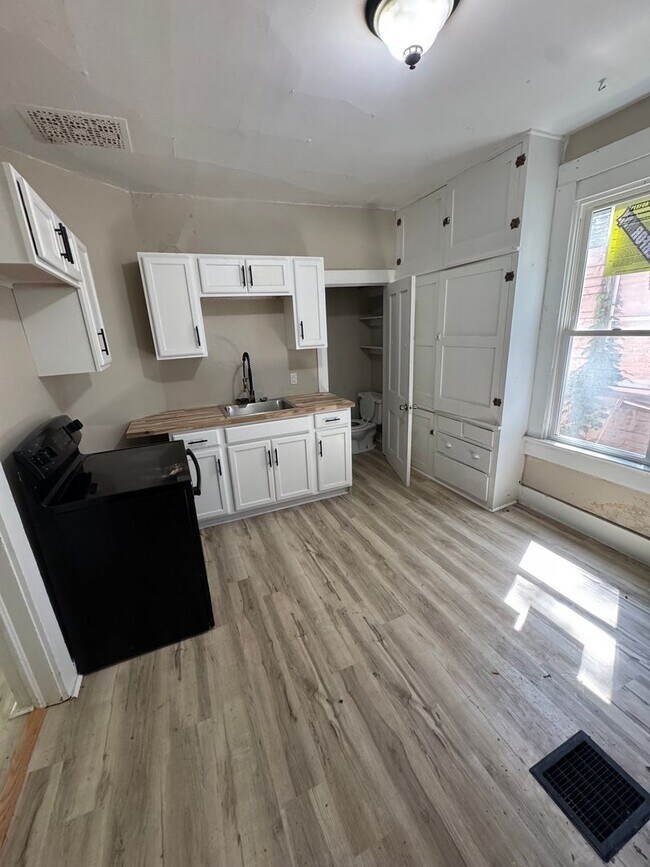 Building Photo - 1402 3rd St