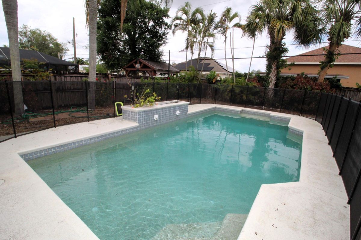 Primary Photo - 2073 SW Capeador St