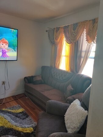 Building Photo - 633 River St