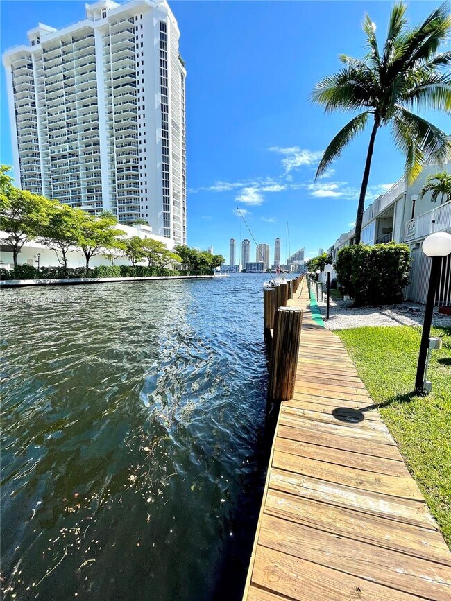 Foto del edificio - 3745 NE 171 St