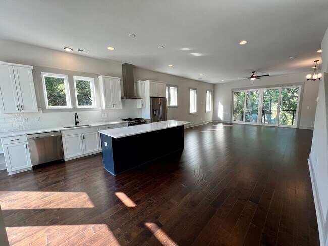 Building Photo - Luxurious 3BR/3.5BA Townhome Available Now!