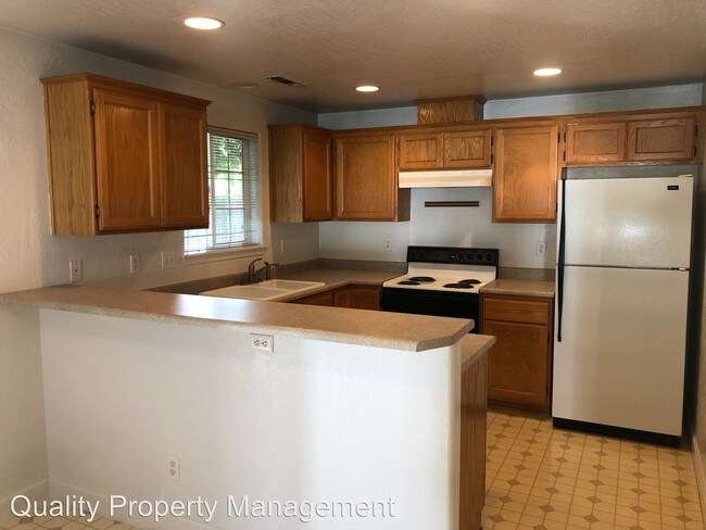 Building Photo - 1602-1604 Hollyhock Dr