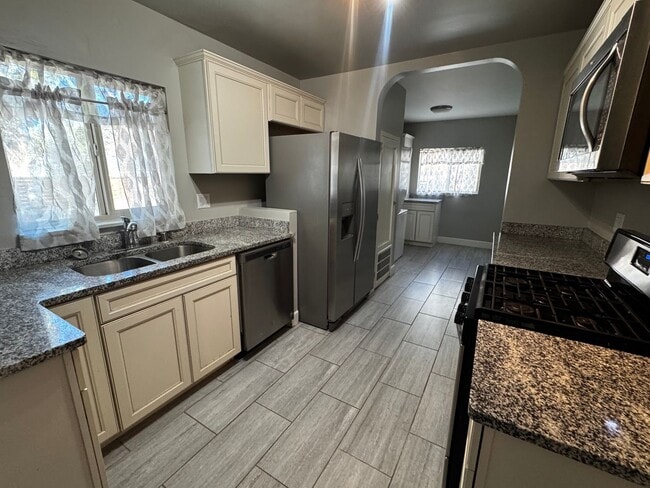 Building Photo - Home near UNM.