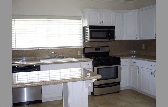 Foto del edificio - 1042 W 23rd St