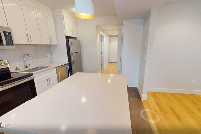 Building Photo - 200 Banks St