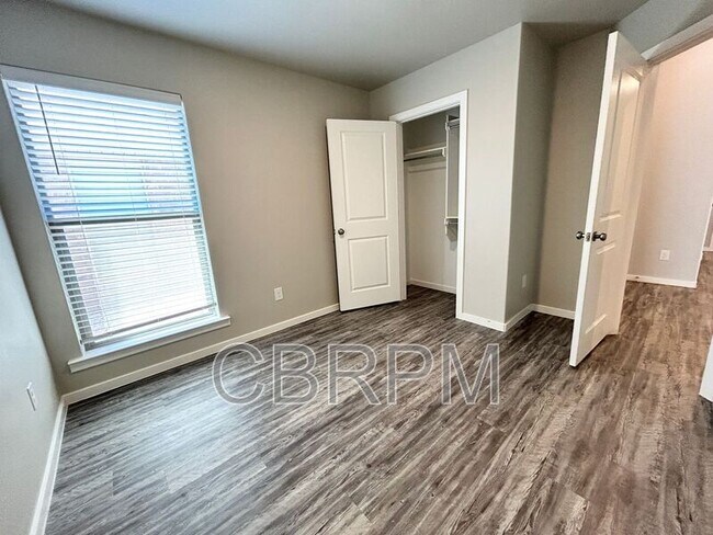 Foto del edificio - 2110 N Avenue J