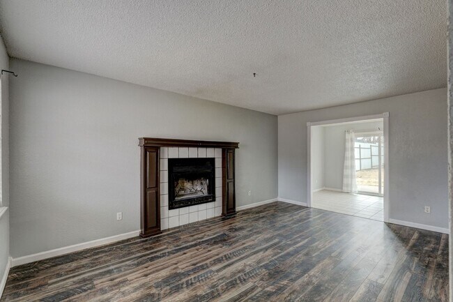 Building Photo - 4 bed, 2 bath house in mustang schools