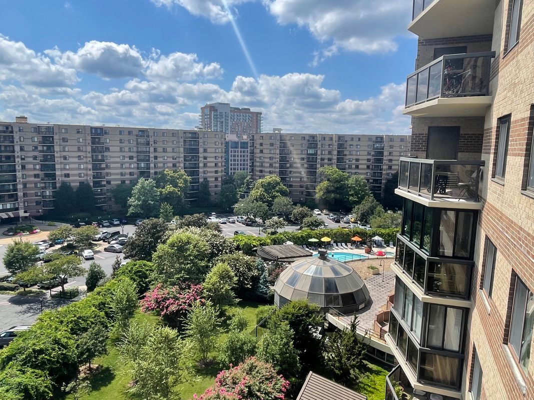 Foto del edificio - 8350 Greensboro Dr