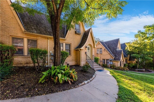 Photo - 407 E 32nd #B Townhome