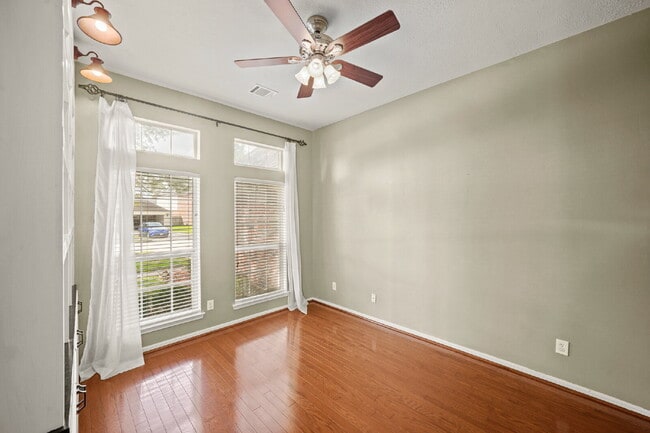 Building Photo - Welcome home to this charming single-story gem in the heart of Silverlake!