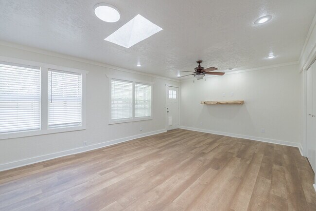 Building Photo - Beautiful Tech Terrace Home! Full of Chara...