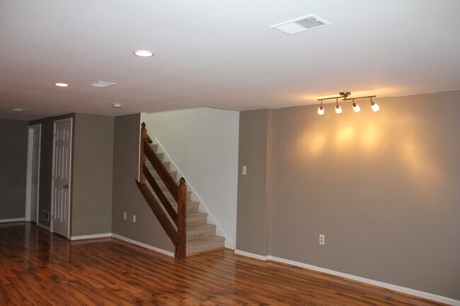 Building Photo - 637 Coates Ln
