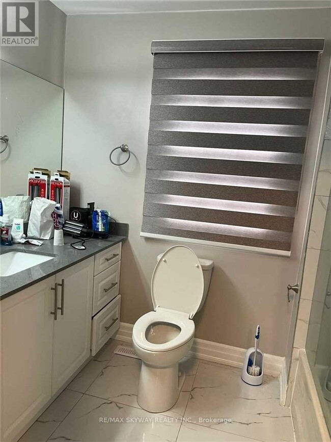 Building Photo - 33 MacKay St S