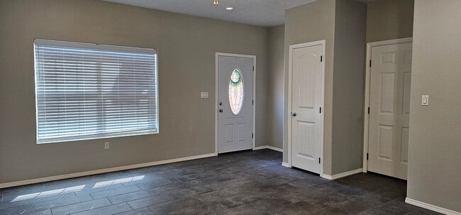 Building Photo - Beautiful 3 bedroom, 2 bath pet-friendly h...