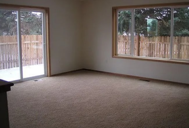 Building Photo - Charming 3-Bdr/2.5 bath located just blocks from Sisters Elementary School!