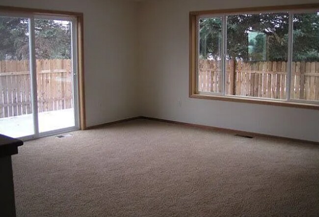 Foto del edificio - Charming 3-Bdr/2.5 bath located just blocks from Sisters Elementary School!