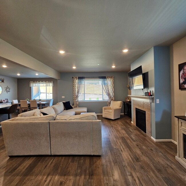 Building Photo - Modern 4-Bedroom Home with Loft, EV Charge...