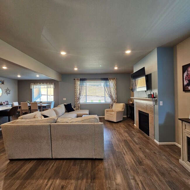 Foto del edificio - Modern 4-Bedroom Home with Loft, EV Charge...