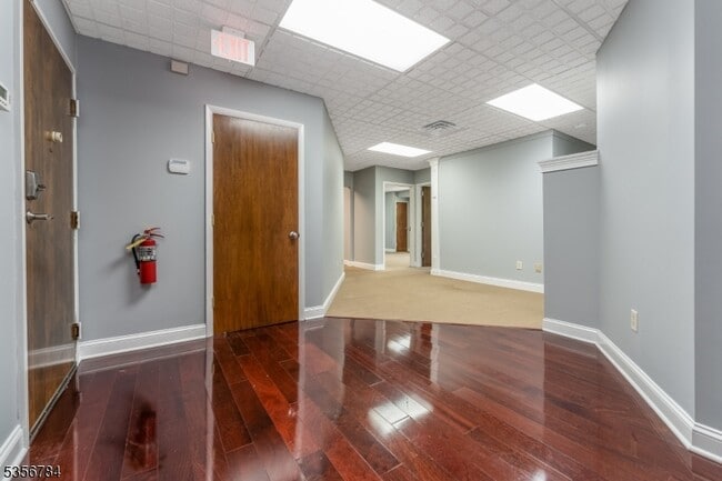 Foto del edificio - 490 Schooleys Mountain Rd