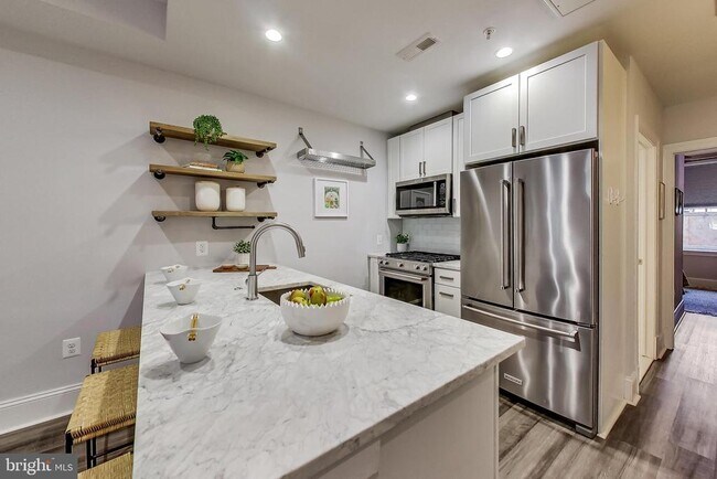 Building Photo - 819 D St NE