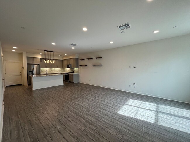 Foto del edificio - Gated 3+2.5 w/loft, walk-in pantry + dual ...