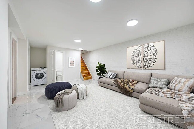 Building Photo - Massive 4BD/4BA Duplex with Office & Priva...