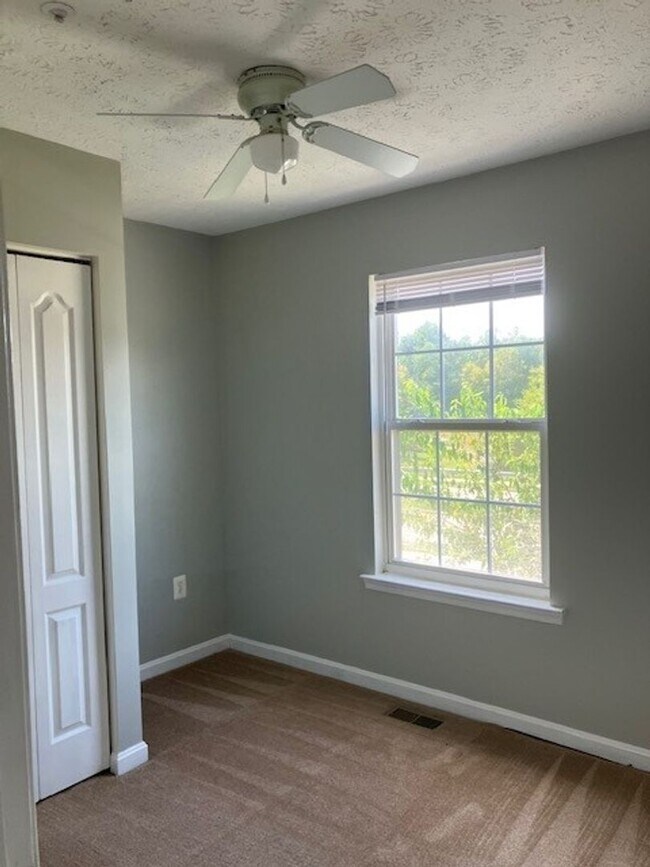 Building Photo - Lovely updated townhome