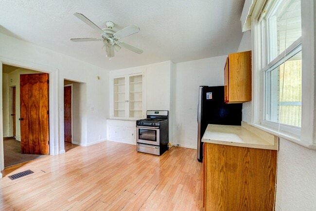 Building Photo - AVAILABLE NOW - Huge, Beautiful 5+ Bedroom...