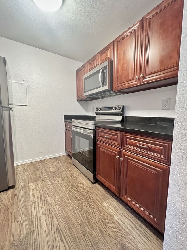 Building Photo - Beautiful 2 bed with private patio and outdoor space