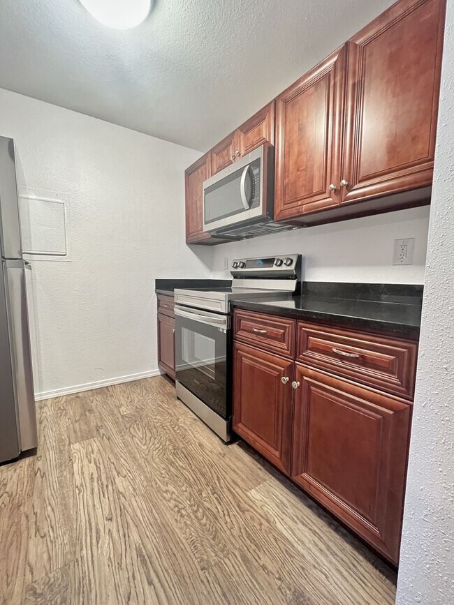 Foto del edificio - Beautiful 2 bed with private patio and outdoor space