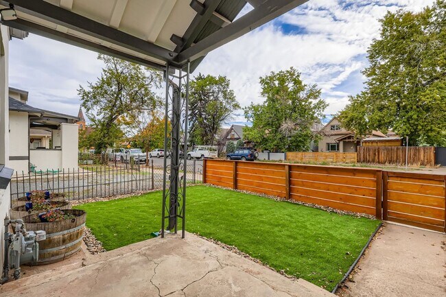 Building Photo - *Move in Special* Newly Remodeled 2-Bed, 2...