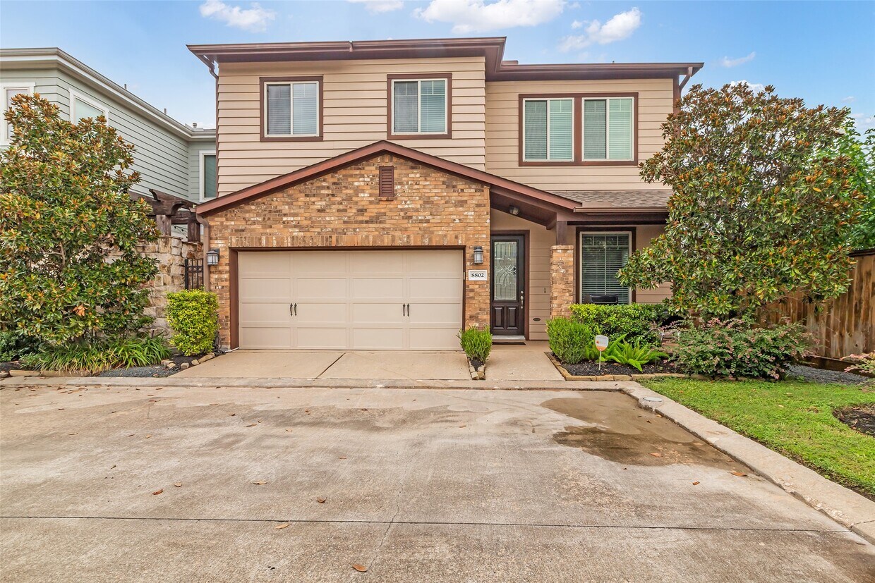 Foto principal - 8802 Narrow Leaf St