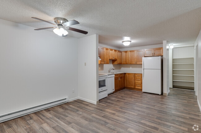 2BR, 1BA - 900SF - Kitchen - Creekside Commons Apartments
