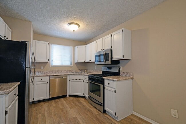 Foto del edificio - Beautiful 2-Bed, 2-Bath Townhome in Coon Rapids