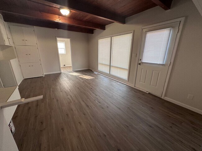 Building Photo - $1145 -4 bedroom / 1 bathroom - Single Fam...