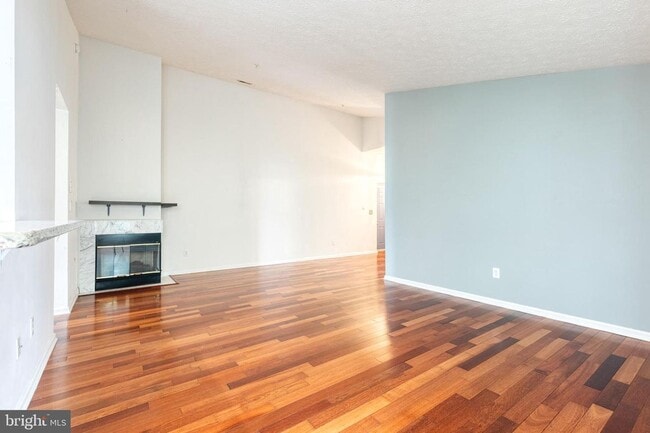 Building Photo - Stunning 2bd 2bth Penthouse-Level Condo in...