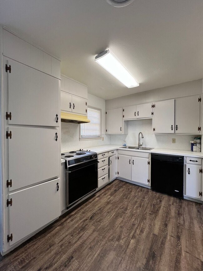 Foto del edificio - Welcome to this charming 3-bedroom, 1.5-ba...