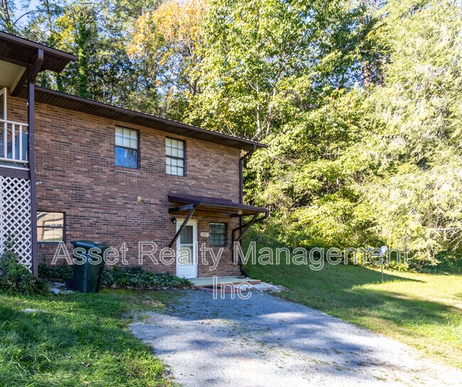 Building Photo - 1227 Village Dr