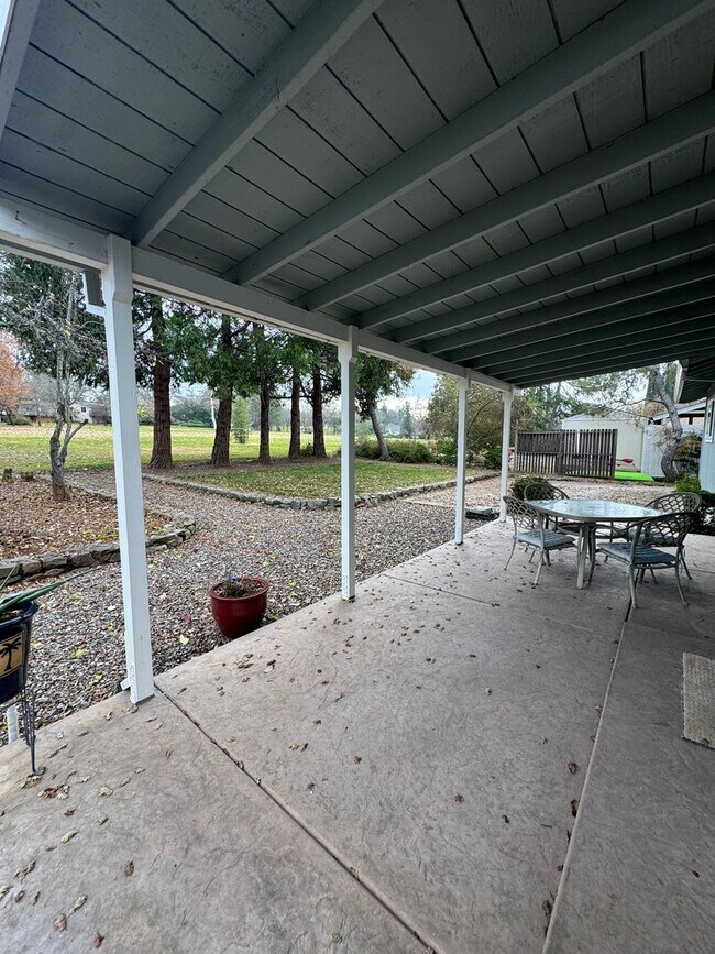 Foto del edificio - Single story golf course home across the street from the lake! Enjoy Lake of the Pines living!