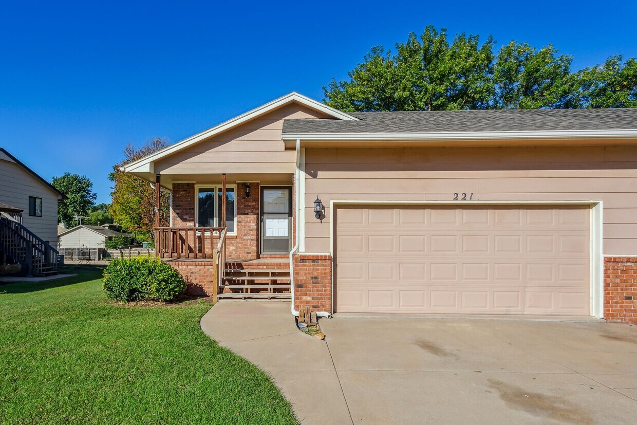 Foto principal - Derby Duplex with Fenced Yard!
