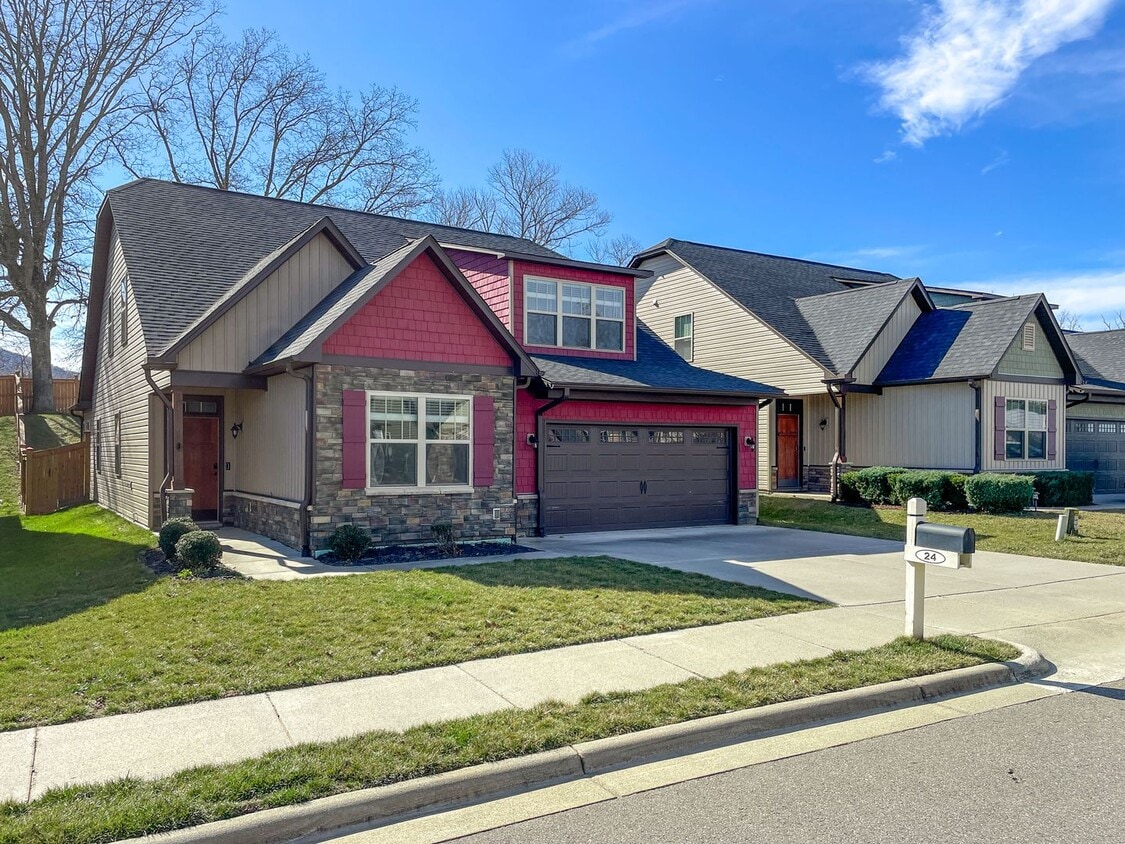 Primary Photo - Beautiful Four-Bedroom Craftsman Home in S...