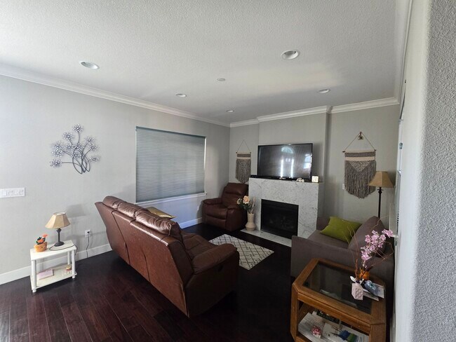 Foto del edificio - 3697 Sunshine Pl