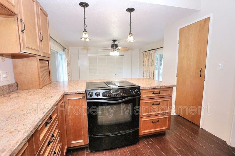 Primary Photo - 1060 Sand Bar Cir