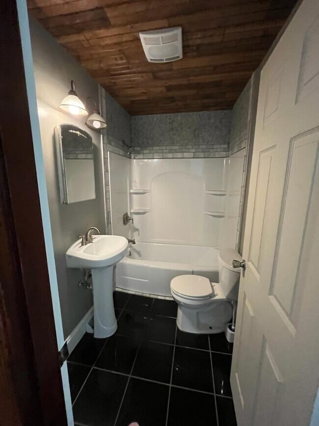 Building Photo - 488 Seminole Dr