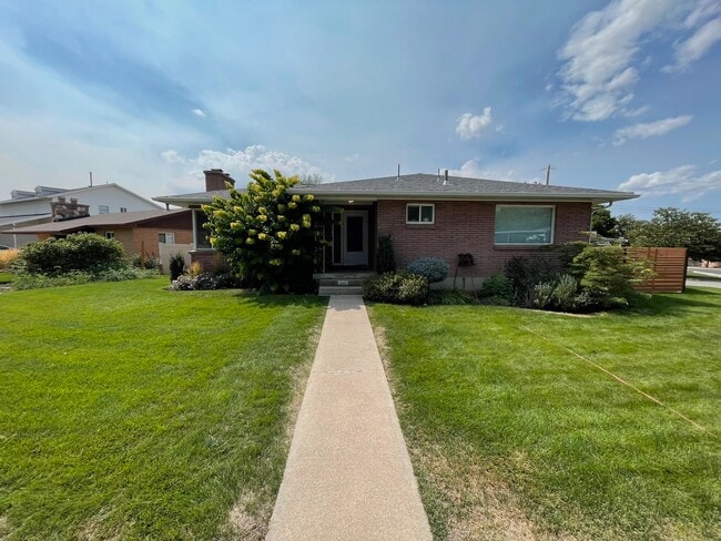 Building Photo - 946 E Gregson Ave