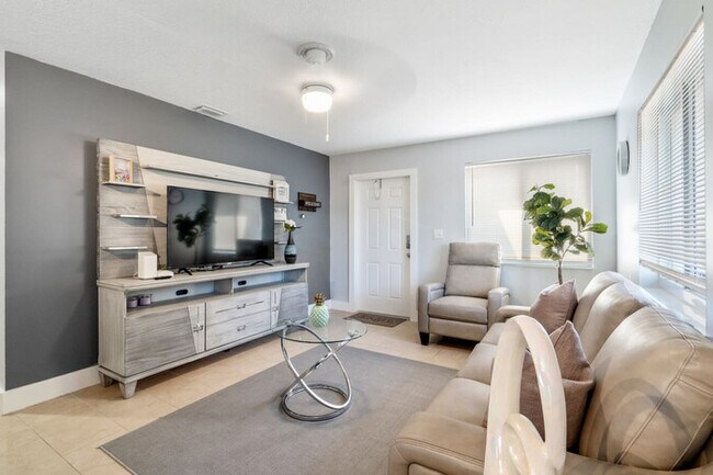 Building Photo - Roxana's 3BR/2BA w/ Modern Interior & BBQ ...