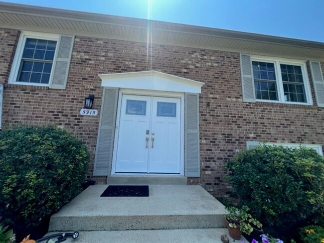 Building Photo - WOW Factor Home in Alexandria