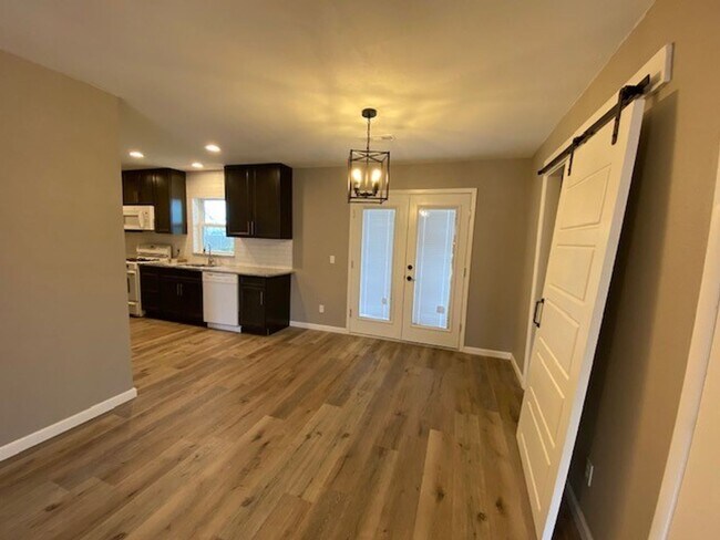 Building Photo - Newly Renovated  3 bedroom 2 full bath hom...